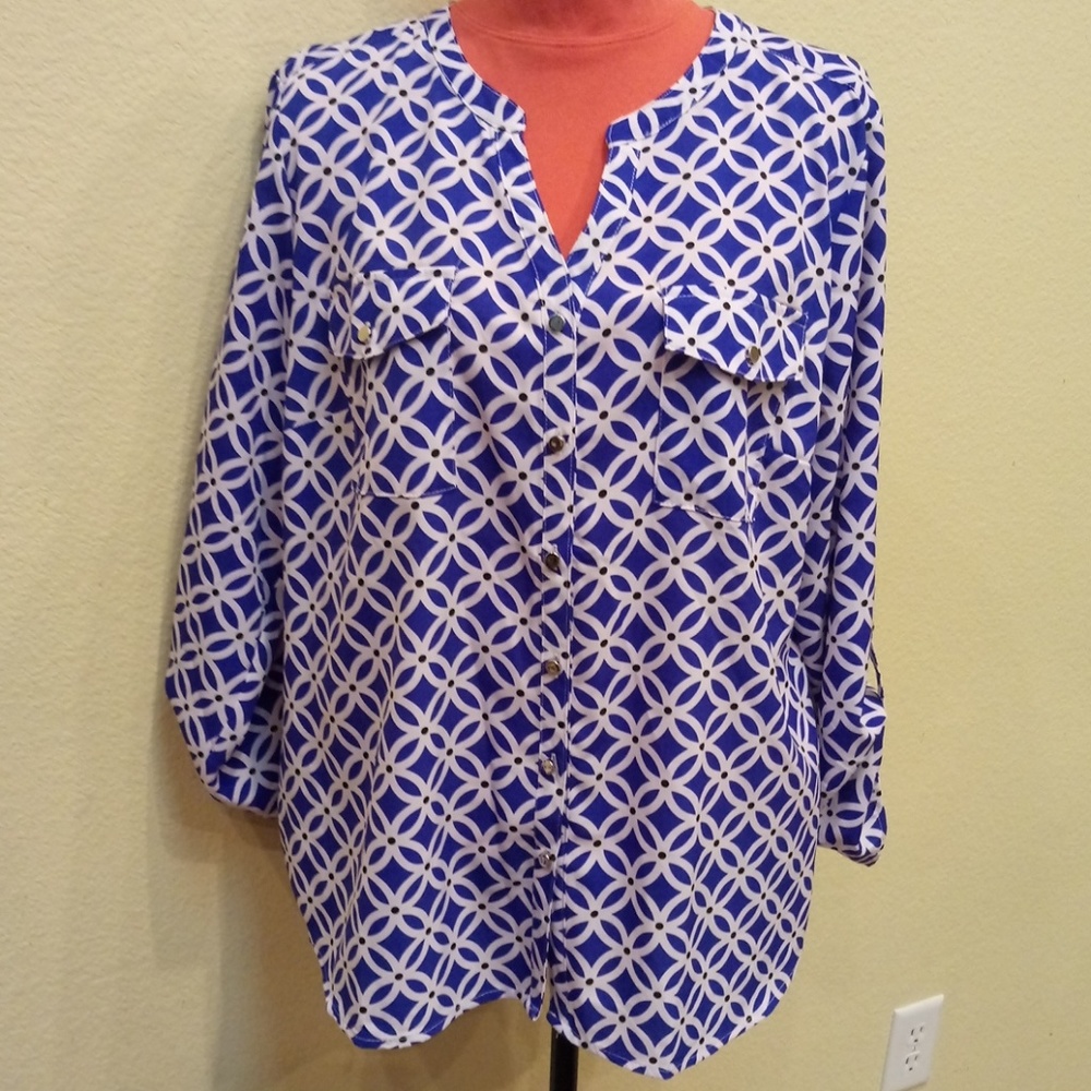 Notations Brand women’s tunic blouse with double pockets.